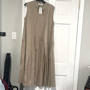 Button down, Long dress, side pockets. Sleeveless. Wear open with leggings too.